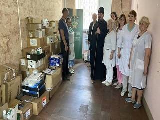 В Харькове УПЦ передали медикам оборудование и гуманитарную помощь